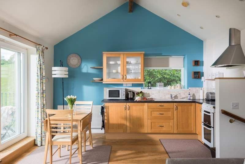 Cosy Beachfront Retreat With Stunning Sea Views & Free Access To A Local Indoor Pool Talland Exterior photo